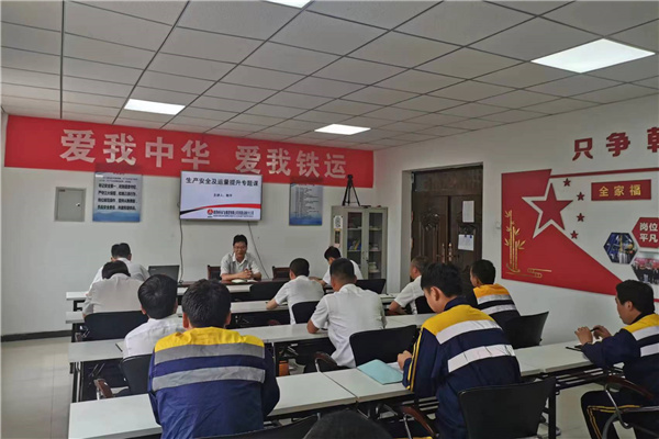 1656289606168943.jpg 分公司向导下下层讲清静党课.jpg