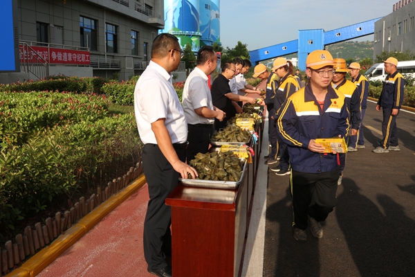 1687319291106400.jpg 发放慰问品_副本.jpg