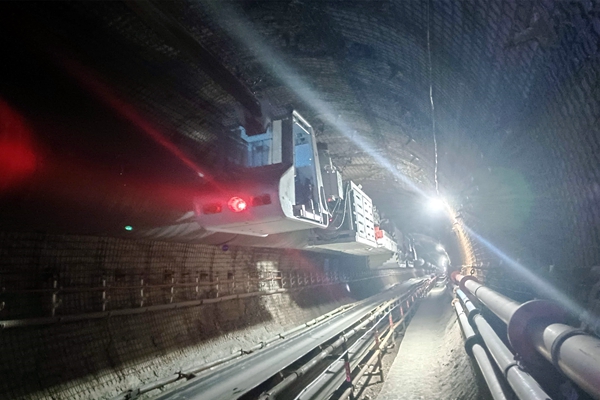 1691479467201560.jpg 2井下小高铁降低职工劳动强度_副本.jpg