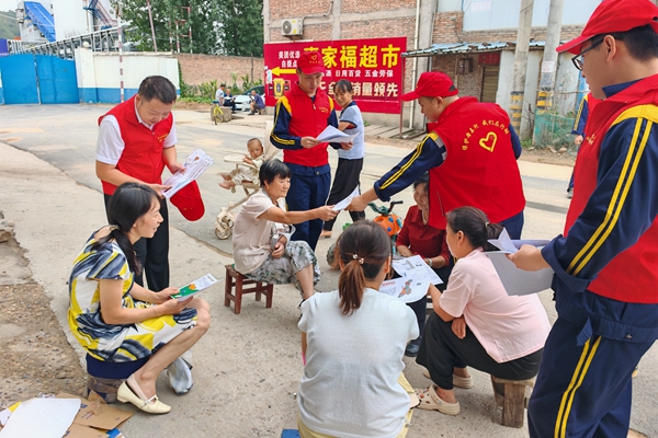 1755918154170383.jpg 为村民解说铁路清静执律例则_副本.jpg