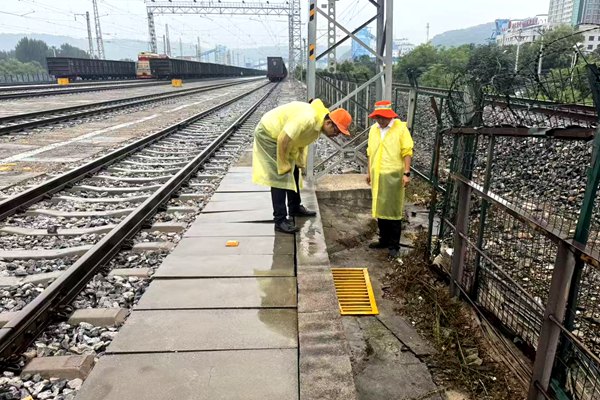 1787196098142332.jpg 雨中巡查_副本.jpg